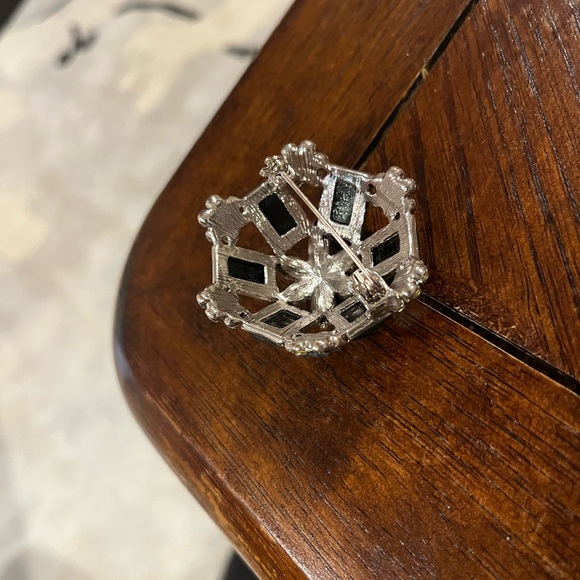 Beautiful brooch - Picture 2 of 3